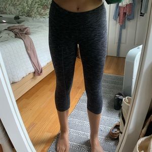 ALO YOGA BLACK CROPPED LEGGINGS